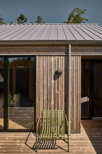 Pfannenblechen auf dem Dach schaffen die Grundlage für gemütliche Sommerhausstimmung, Torndrupskovvej 3, 9370 Hals, Dänemark